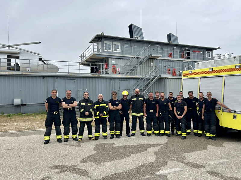 Efectivos del Consorcio de Bomberos de Cádiz se forman ante emergencias en embarcaciones en la Base Naval de Rota