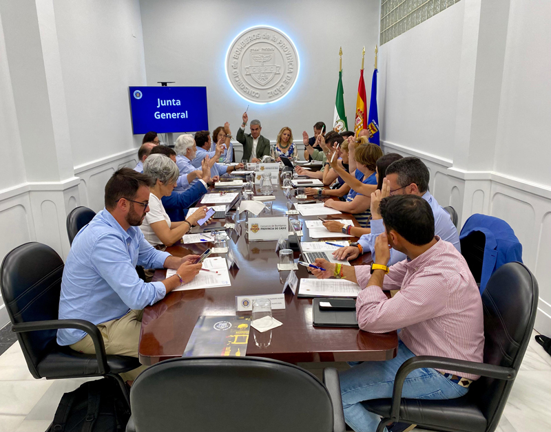 La cesión de terrenos para nuevos parques, la ampliación de plazas y las mejoras de equipamiento, asuntos destacados en la Junta General del Consorcio de Bomberos de Cádiz 