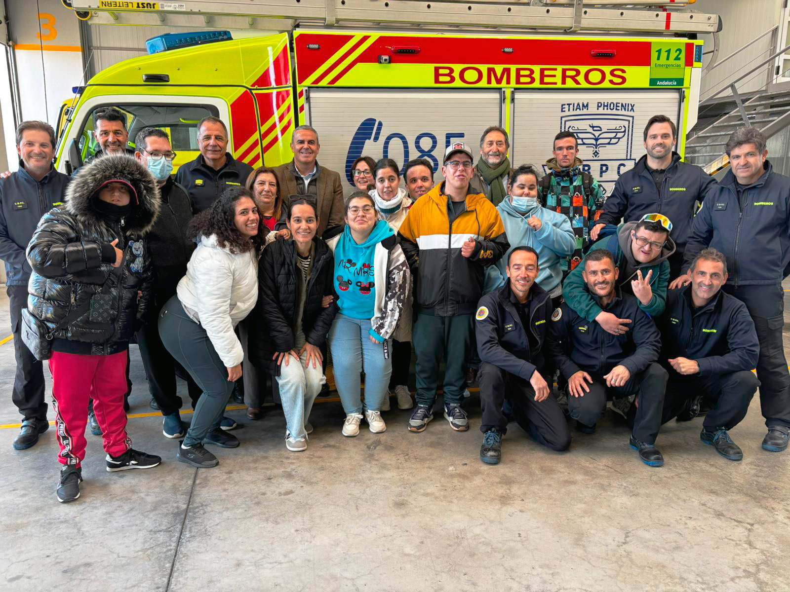 Ávalon amadrina un camión de bomberos de Chiclana por el Día de las Personas con Discapacidad