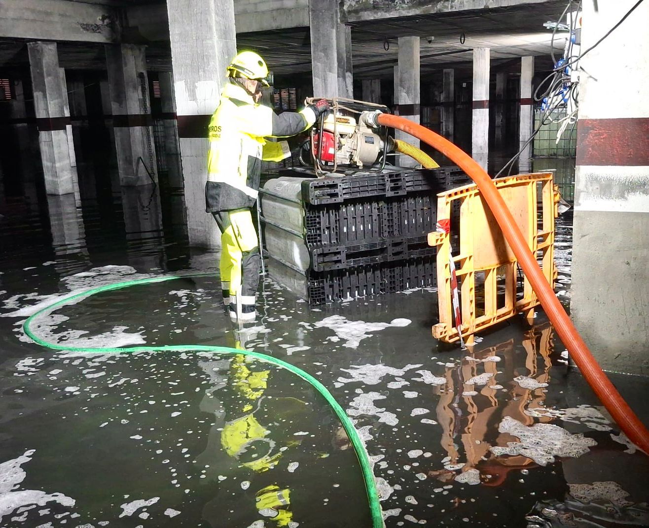 El Consorcio de Bomberos de Cádiz realiza cerca de un centenar de intervenciones a causa del temporal en la provincia